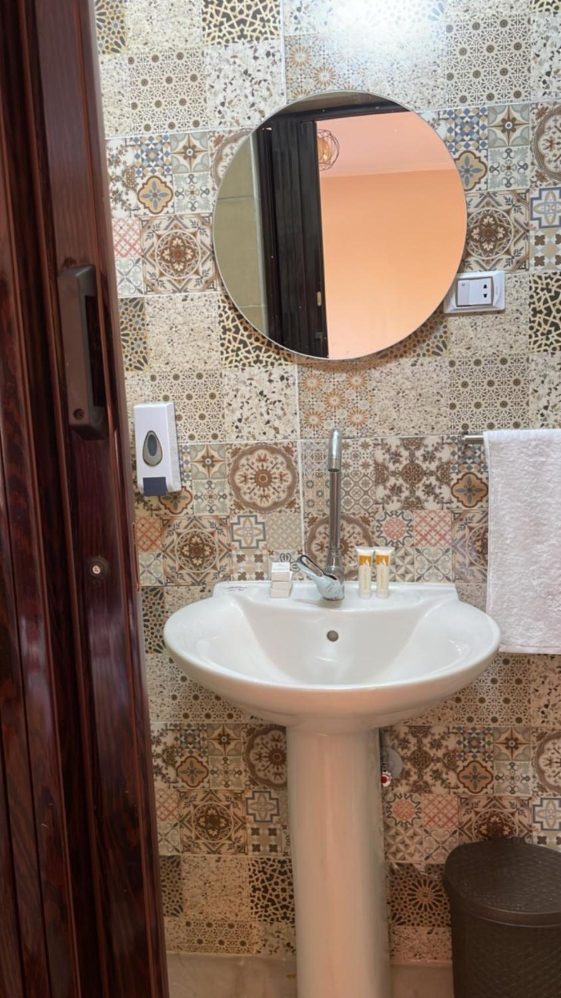 Sami Holiday Inn - Pyramids View Rooftop Al Kawm al Akhdar 외부 사진